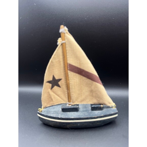 Set of Wooden Sailboats with Canvas Sail - Picture 4 of 5